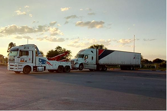 Grúas Herrera atendiendo tractocamión al atardecer